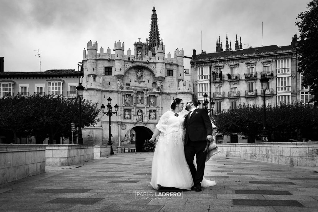 Fotografia de boda en el Arco de Santa Maria en Burgos tomada por el fotografo de bodas en Burgos y Miranda de Ebro Pablo Ladrero fotografo