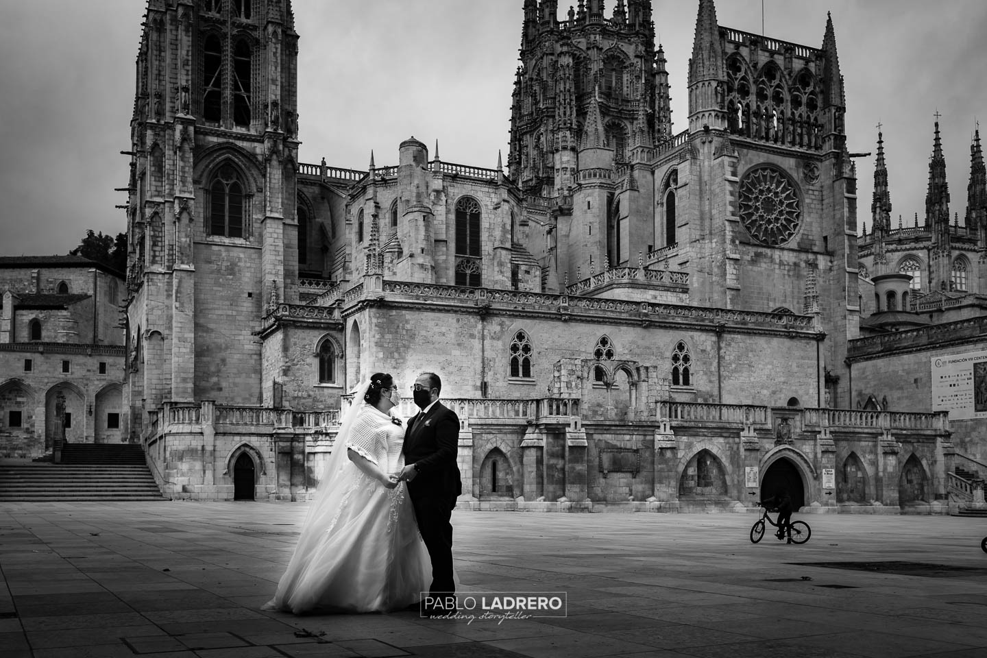 fotografia-de-boda-en-burgos-castillo-catedral-arco-santa-maria-covid-realizada-por-el-fotografo-de-bodas-en-burgos-y-miranda-de-ebro-pablo-ladrero-fotografo