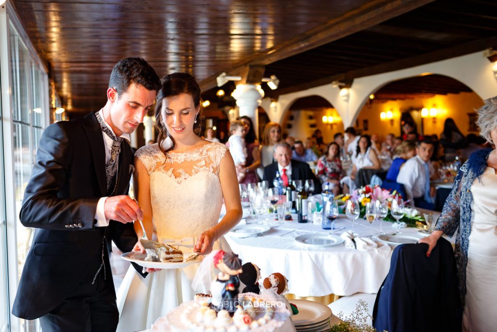 Fotografia de boda corte de tarta en Logroño Lardero Nalda Islallana Pablo ladrero fotografo