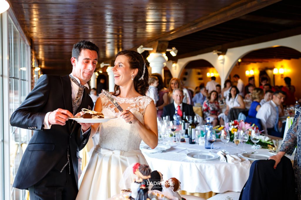 Fotografia de boda corte de tarta en Logroño Lardero Nalda Islallana Pablo ladrero fotografo